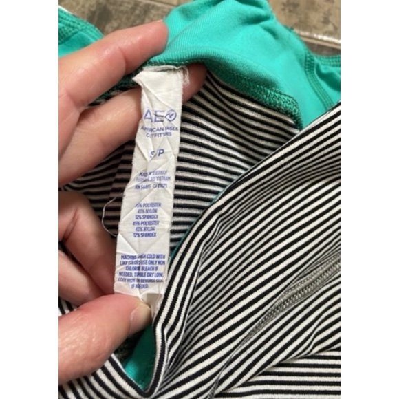 Black & White Striped Capri Workout Athletic Leggings American Eagle size S - Picture 3 of 7